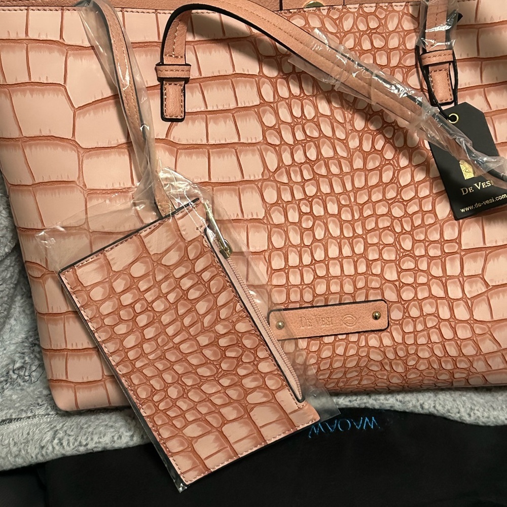 De Vesi Pink Crocodile-Embossed Tote De L'amour Bag With Matching Wristlet NWT - Picture 3 of 7